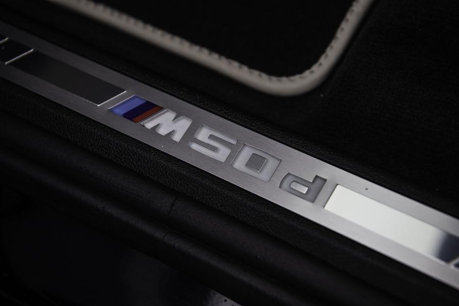 Логотип BMW X7 M50d (G07) 2019 года  (UK) (фото 16 из 36)